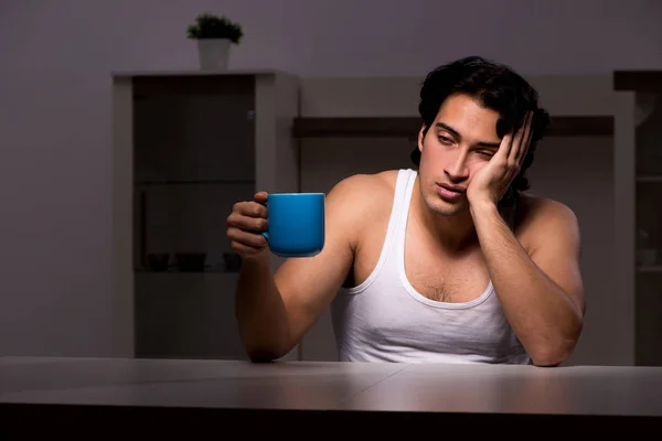 Jovem sofrendo em casa à noite — Fotografia de Stock