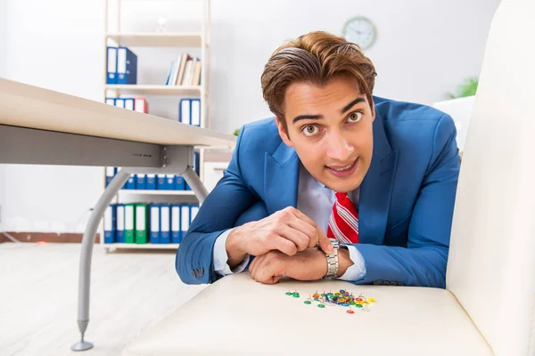 Kantoorgrap met scherpe duimspijkers op stoel — Stockfoto