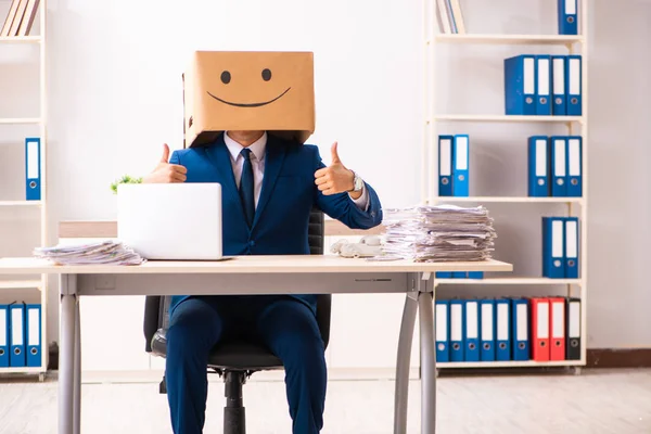 Счастливый работник с коробкой вместо головы — стоковое фото