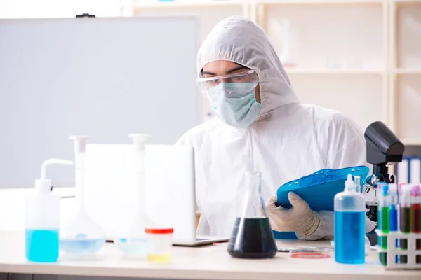 Jovem e bonito químico que trabalha no laboratório — Fotografia de Stock