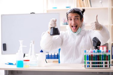 Laboratuvarda çalışan yakışıklı bir kimyager. 