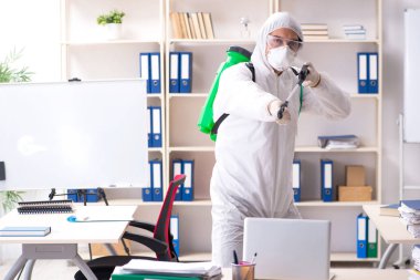 Profesyonel müteahhit ilaçlama ofisinde yapıyor 