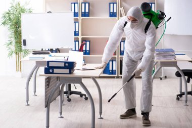 Profesyonel müteahhit ilaçlama ofisinde yapıyor 