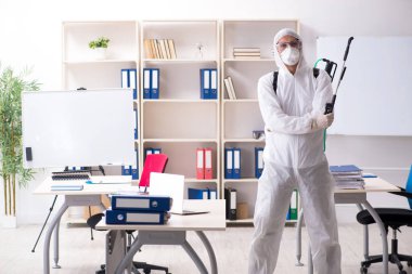 Profesyonel müteahhit ilaçlama ofisinde yapıyor 