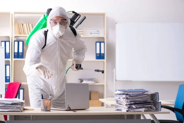 Contratista profesional haciendo control de plagas en la oficina — Foto de Stock