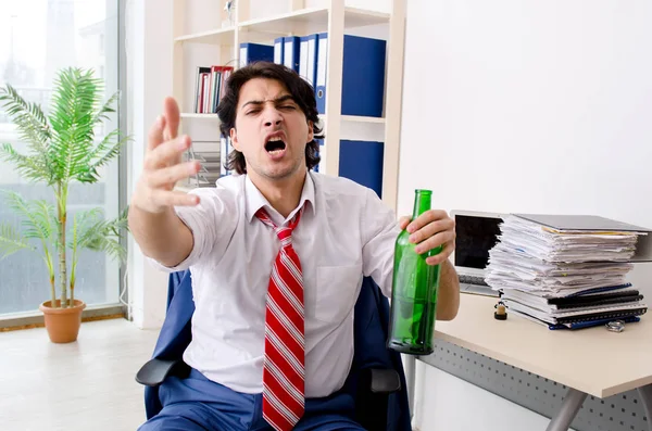 Jovem empresário empregado bebendo no escritório — Fotografia de Stock