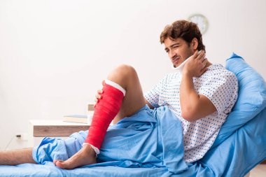 Yaralı adam hastanede tedavi bekliyor.