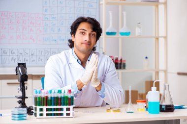 Laboratuvarda çalışan genç bir kimyager. 