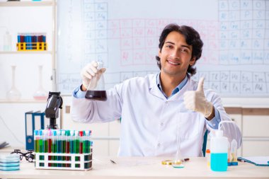 Laboratuvarda çalışan genç bir kimyager. 