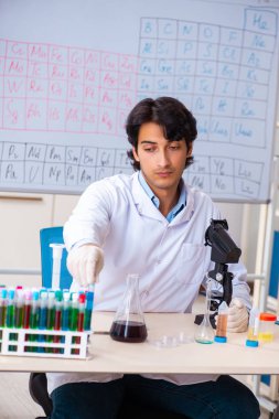 Laboratuvarda çalışan genç bir kimyager. 