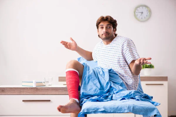 Homem ferido esperando tratamento no hospital — Fotografia de Stock