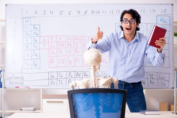 Joven profesor químico masculino y esqueleto de estudiante —  Fotos de Stock