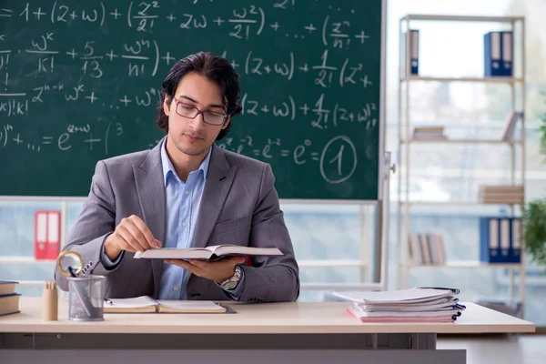 年轻的英俊数学老师在教室里 — 图库照片