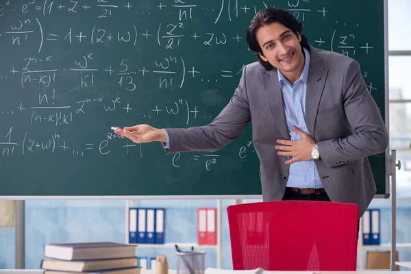 Mladý pohledný matematiky učitel ve třídě — Stock fotografie