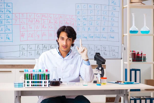 Jovem químico trabalhando no laboratório — Fotografia de Stock