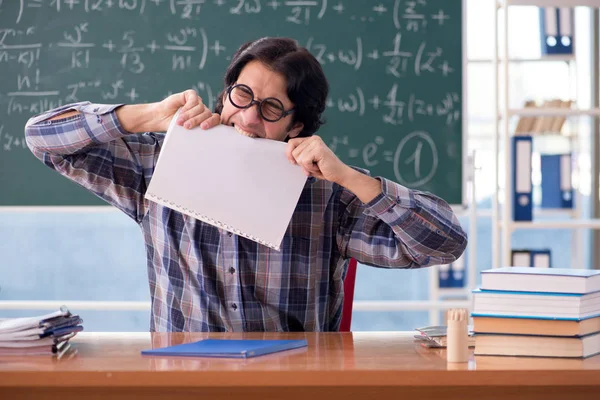 Jonge grappige wiskundeleraar voorkant schoolbord — Stockfoto