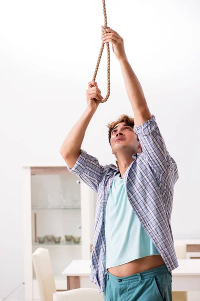 Młody człowiek przygotowuje się popełnić samobójstwo przez powieszenie — Zdjęcie stockowe