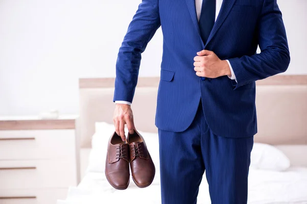 Giovane uomo d'affari bello scegliere scarpe a casa — Foto Stock