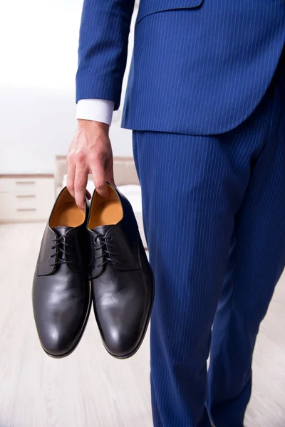 Jonge knappe zakenman schoenen thuis kiezen — Stockfoto