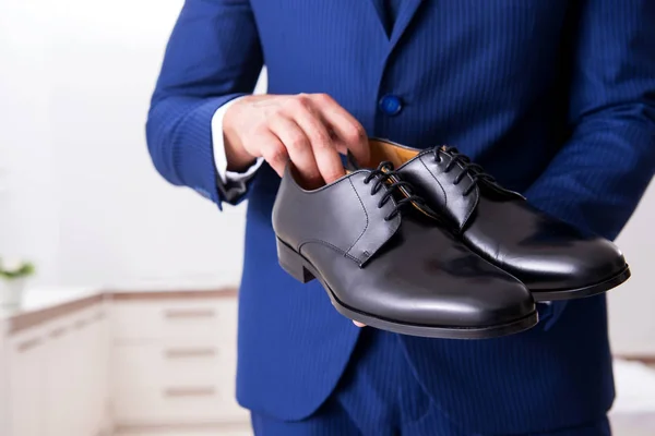Jonge knappe zakenman schoenen thuis kiezen — Stockfoto