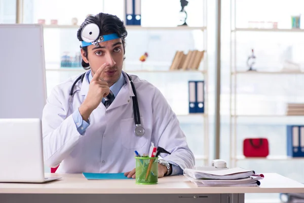 Jeune beau médecin otolaryngologue devant tableau blanc — Photo