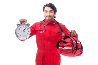 Beyaz izole kırmızı üniformalı genç sağlık görevlisi 