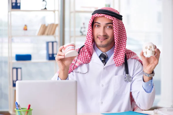 Arabský lékař stomatolog pracující na klinice — Stock fotografie