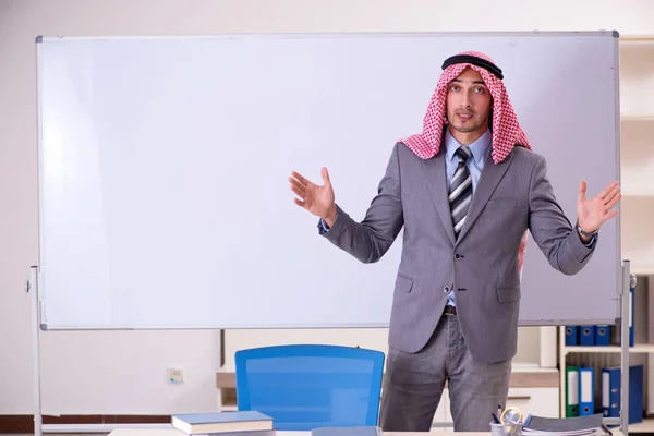 Молодий красивий арабський вчитель у костюмі — стокове фото