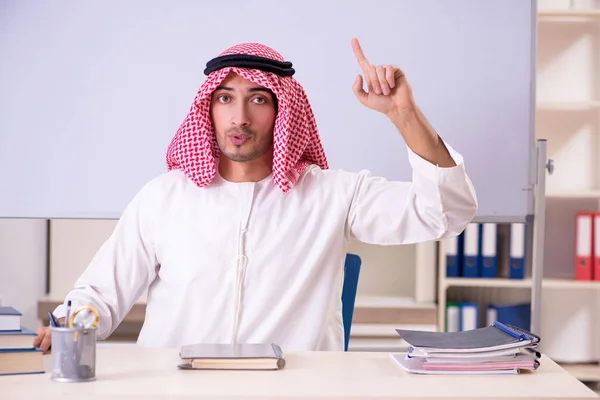 Arab teacher in front of whiteboard — Stock Photo, Image