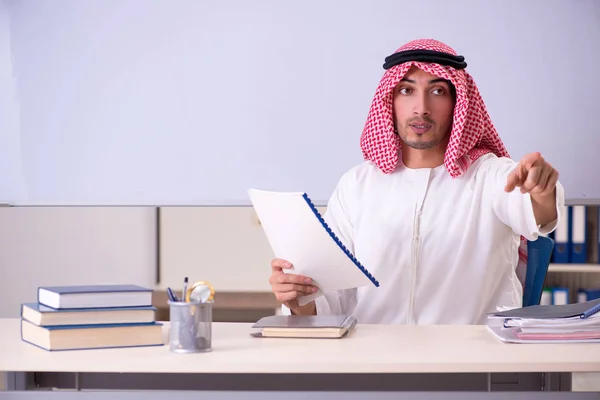 Arabische leraar voor whiteboard — Stockfoto