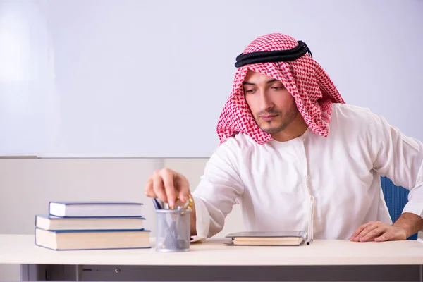 Emiraty nauczyciel przed tablicy — Zdjęcie stockowe