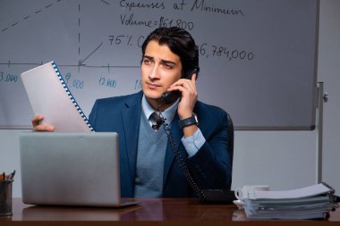 Geç saatlere kadar ofiste mali uzman