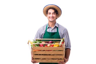 Beyaz arka planda taze ürünleri olan genç çiftçi.