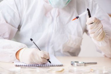 Laboratuarda çalışan genç uzman kriminoloji uzmanı 