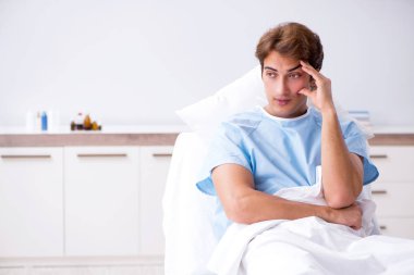 Kanepe hastanede yatan genç erkek hasta 