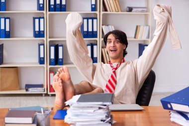 Deli gömleği ofiste çılgın genç adam 