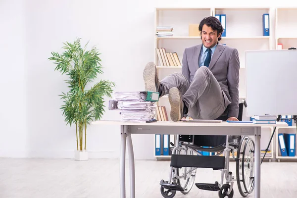 Junge hübsche Angestellte im Rollstuhl im Büro — Stockfoto