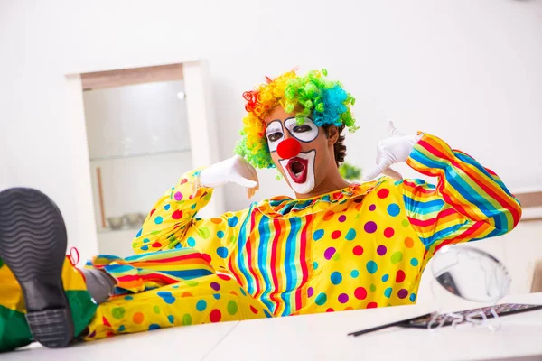 Palhaço macho se preparando para a perfomance em casa — Fotografia de Stock