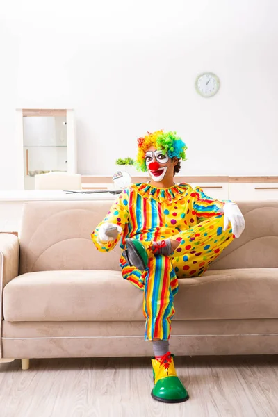 Clown masculin se préparant à la parfumerie à la maison — Photo