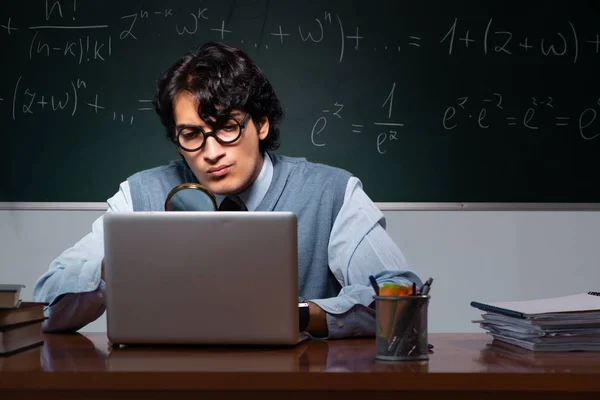 Jonge wiskundeleraar voorkant schoolbord — Stockfoto