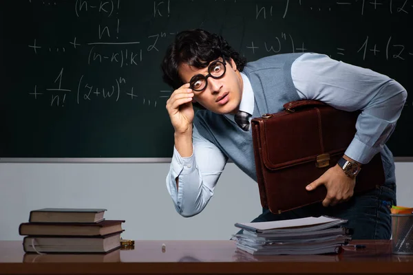 칠판 앞에서 젊은 수학 교사 — 스톡 사진