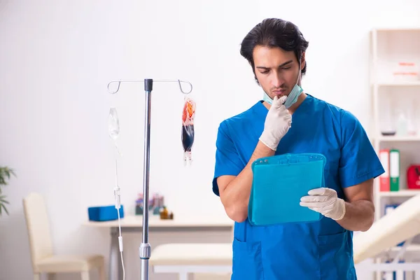 Giovane medico maschio nel concetto di trasfusione di sangue — Foto Stock