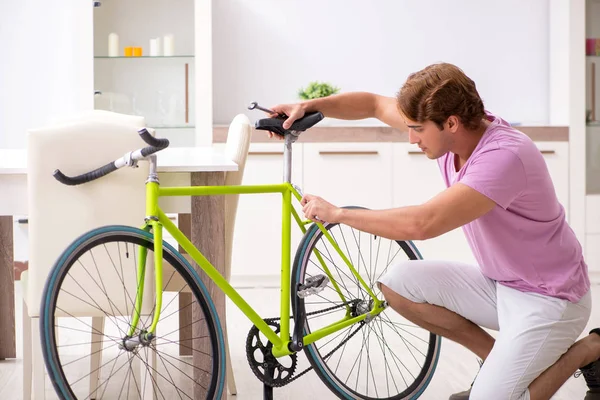 Hombre reparando su bicicleta rota — Foto de Stock