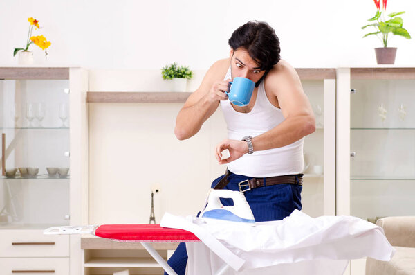 Молодой человек гладит в спальне