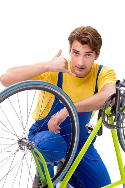 Uomo riparando la sua moto isolato su sfondo bianco — Foto Stock