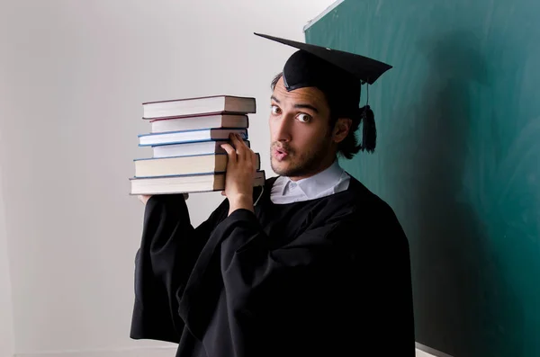 Estudiante de posgrado frente al tablero verde — Foto de Stock