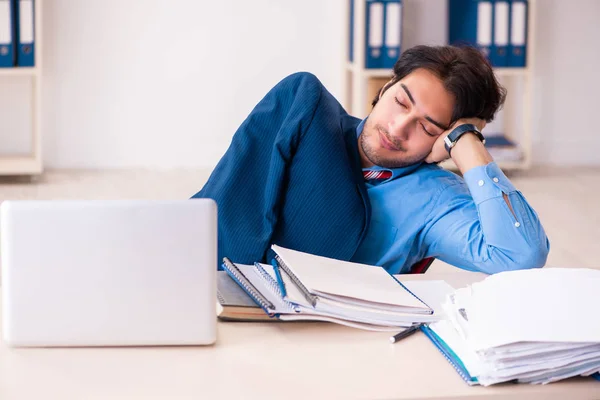 Jovem empresário bonito sentado no escritório — Fotografia de Stock