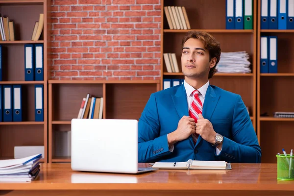 Joven empleado guapo sentado en la oficina — Foto de Stock