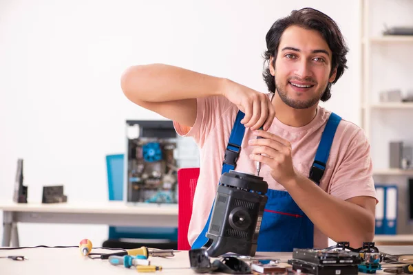 Mladý muž dodavatel opravy počítače — Stock fotografie