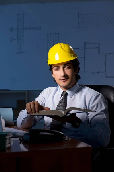 Joven arquitecto de la construcción trabajando en el proyecto por la noche — Foto de Stock